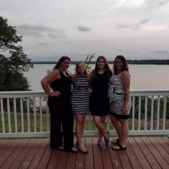 Meet your Posher, Stacy - Picture 3 of 4